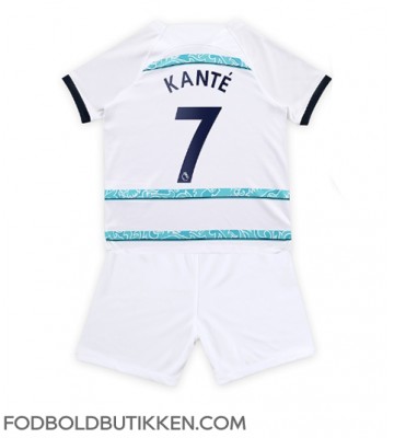 Chelsea Kante #7 Udebanetrøje Børn 2022-23 Kortærmet (+ Korte bukser)